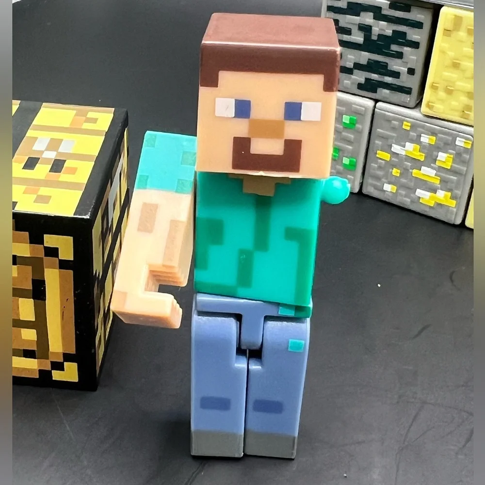 Minecraft- Block Building Set of 24 with Extra pieces- Figure missing‎ arm